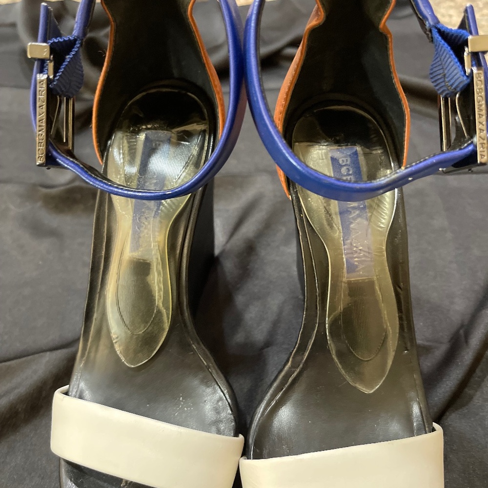 BCBG MAX AZRIA KNOCKOUT WEDGIES - SIZE 6